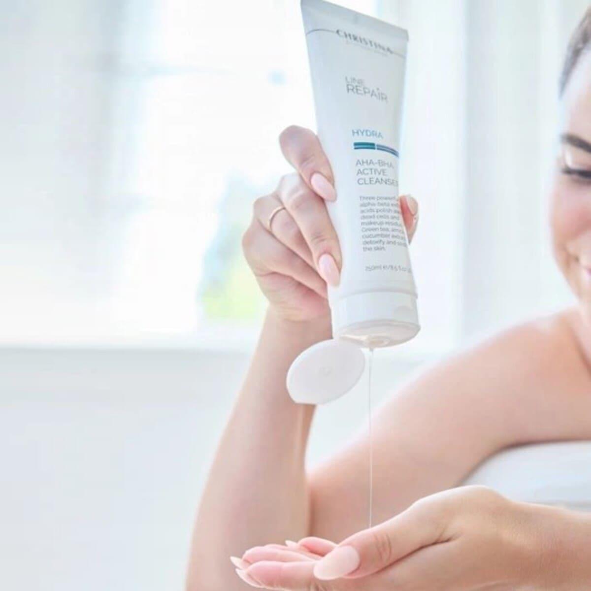 Очищувач для обличчя з кислотами АНА-ВНА Christina Line Repair Hydra AHA-BHA Active Cleanser, 250 мл